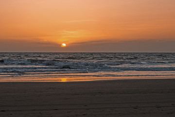 Naklejka premium Yellow-red sunset by the sea.