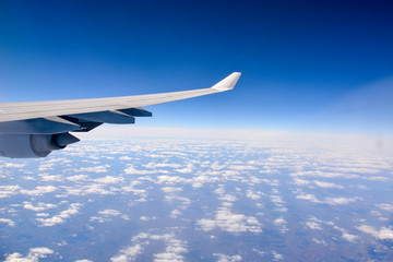Obraz premium Wing of an airplane in the sky