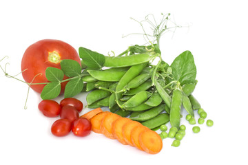 A bunch of green peas with tomatoes and chopped carrots