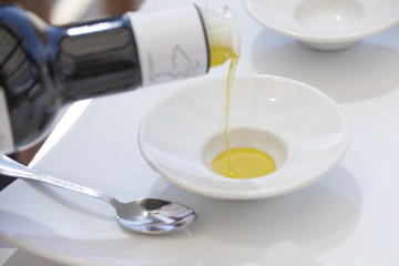 aceite, azeite, bottle, cooking, pouring, background, with, vegetable, tomato, salad, and, olive oil, olive, oliva