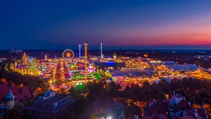 Das Leuchten vom Oktoberfest bzw. der Wiesn in München in der Totale © allessuper_1979