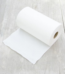 rouleau de papier essuie-tout,isolé sur fond bois