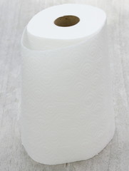 rouleau de papier essuie-tout,isolé sur fond bois