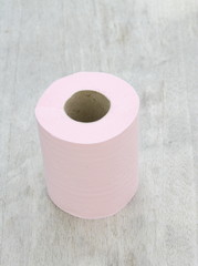 rouleau de papier toilette rose,recyclé,sur fond bois