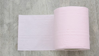 rouleau de papier toilette rose,recyclé,sur fond bois