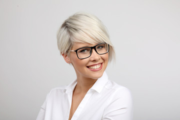 Frau mit Brille lacht