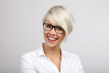 Fototapeta premium Frau mit Brille lacht