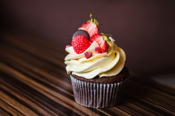Cupcakes with strawberries and cream