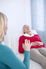 Obraz premium Senior woman undergoing hypnosis session