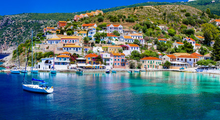 Fototapeta na wymiar Colorful Greece series - beautiful coastal town Assos in Kefalonia island