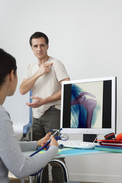 Models On screen, colorized x-ray of the shoulder (without pathology)