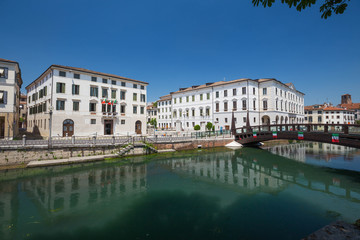 Fototapeta na wymiar Treviso / City view of the waterfront.