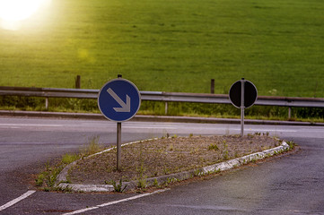 Straßenkreuzung an einer Landstraße