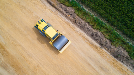 Photographie aérienne d'un engin de chantier (rouleau compresseur), France