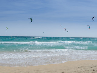 Kitesurf en Corralejo, Fuerteventura, Islas Canarias con Isla de Lobos al fondo