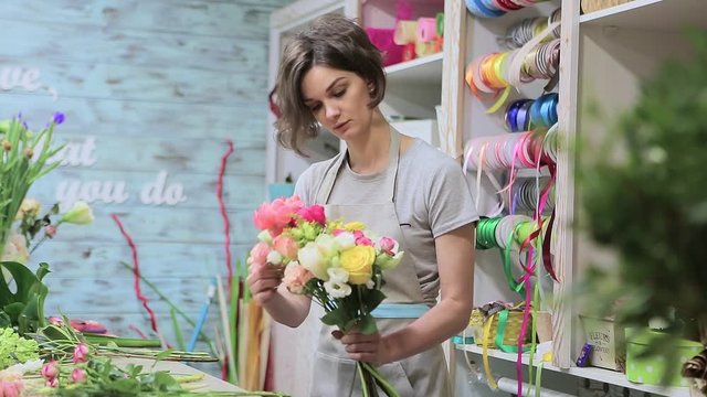 Девушка в цветочном магазине