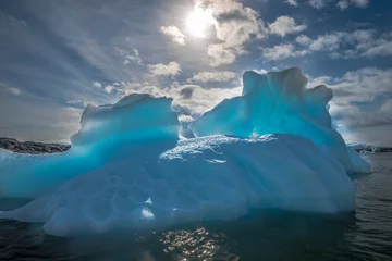 Fototapeten Azur schimmernder durchscheinender Eisberg in der Antarktis © Achim Baqué