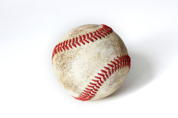 Baseball vor weißem Hintergrund.