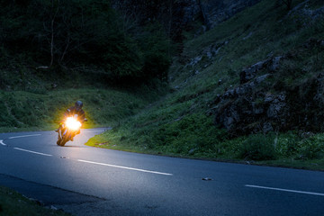Motorrad in Kurve in der Nacht