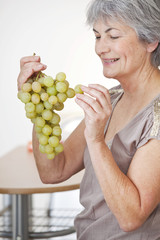 Obraz premium Elderly person eating fruit