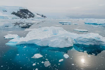 Fototapete Beautiful and colorful ice floe in the Weddell Sea, Antarctica © Achim Baqué