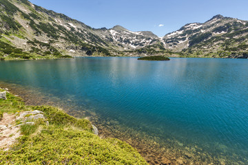 Obraz premium Amazing landscape of Demirkapiyski chuki and Dzhano peaks, Popovo lake, Pirin Mountain, Bulgaria