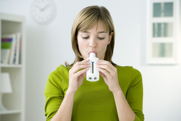 Model Spirometry consist in measuring the volume and the flow of air that a person is able to inhale and expire This breath test can be used to detect COPD and asthma Here the person used a peak flow meter that mesures the peak expiratory flow (which means t - obrazy, fototapety, plakaty