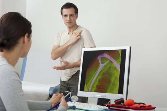 Models On screen, x-ray with a fracture of the clavicle