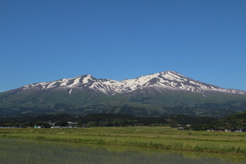 Fototapeta premium 残雪の鳥海山と庄内平野