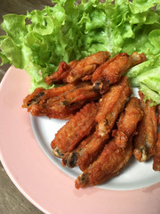 Fried chicken wings served with fresh vegetables