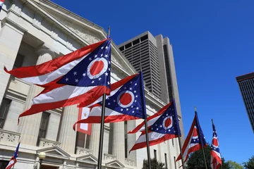 Fotobehang Vlaggen van de staat Ohio zwaaien voor het Statehouse in Columbus, OG. © aceshot