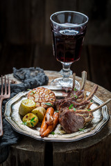 Grilled ribs of lamb served with red wine
