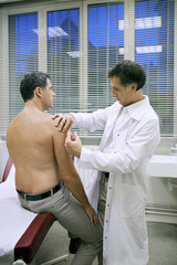 Obraz premium Vaccinating a man