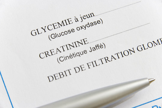 Feuille de r￩sultats d'analyses de sang et d'urine : glyc￩mie, taux de cr￩atinine dans le sang et d￩bit de filtration glom￩rulaire La cr￩atinine est le produit de d￩gradation de la cr￩atine dans le muscle, qui est ensuite filtr￩e par le rein ; sa concentration sanguine (cr￩atinin￩mie) r￩fl￨te l'￩tat de fonctionnement du rein La mesure du d￩bit de filtration glom￩rulaire (DFG) permet d'￩valuer la fonction r￩nale et ainsi de diagnostiquer l'insuffisance r￩nale Elle est g￩n￩ralement r￩alis￩e en comparant les taux de cr￩atinine dans le sang (cr￩atinin￩mie) et dans l'urine (cr￩atininurie)