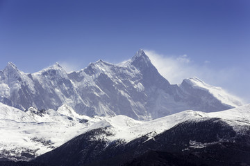 Fototapeta na wymiar China 's Tibet Plateau Snow Mountain Peak
