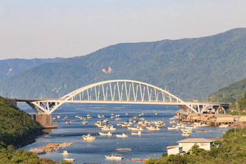 牛根大橋の下に浮かぶ漁船 -垂水市牛根と桜島に架かる橋-