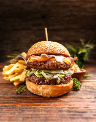 Fresh burger with cheese © Grafvision