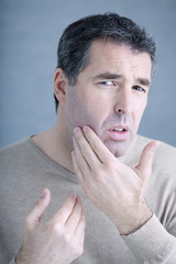 Obraz premium Man touching his face