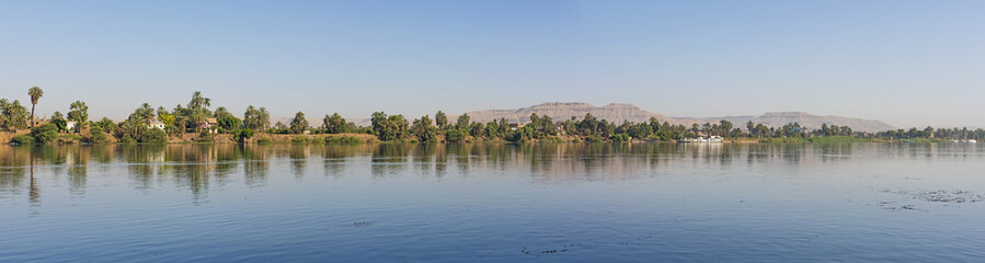 Vue sur le Nil en Egypte montrant la rive ouest de Louxor