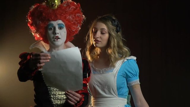 Queen of Hearts reads Alice from Wonderland