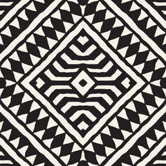 Czarno-białe plemiennych wektor wzór z elementami doodle. Aztecki druk abstrakcyjny. Etniczne ozdobne ręcznie rysowane tło. - 158965554