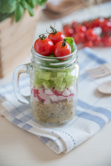 Quinoa Salat im Glas 