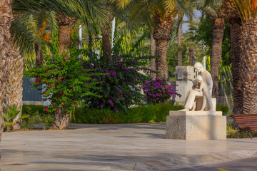 Sculpture of a teacher with his pupil