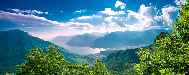 Il lago di Garda con il monte Baldo dalla val di Gresta