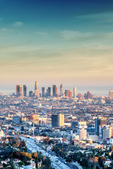 Naklejka premium Dzielnica biznesowa Los Angeles i okolice, jak widać z Hollywood Hills o zmierzchu