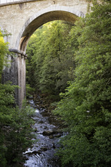 Fototapeta na wymiar Historische Steinbrücke in der Ardeche, Südfrankreich