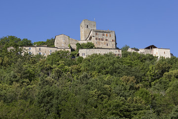 Fototapeta na wymiar Die Burg Montreal im gleichnamigen Ort in der Ardeche, Frankreich