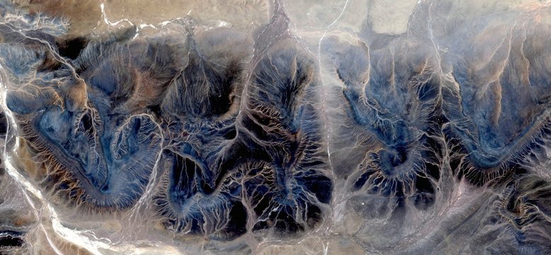 El bosque oscuro, fotografía abstracta de los desiertos de África desde el aire. Vista aérea de paisajes desérticos, Género: Naturalismo abstracto, de lo abstracto a lo figurativo,