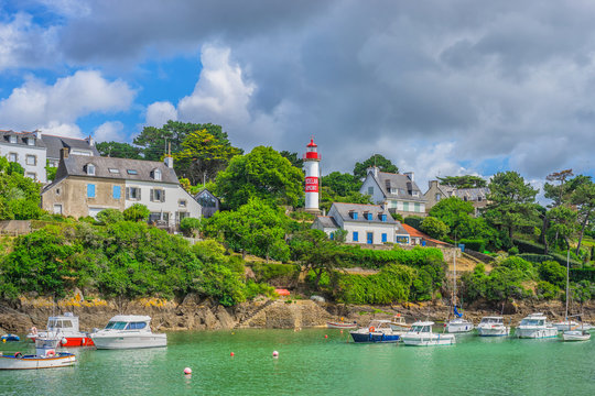 La port de plaisance de Doelan en Bretagne avec sa balise &ndash; Der Hafen von Doelan in der Bretagne mit senem Leuchtturm