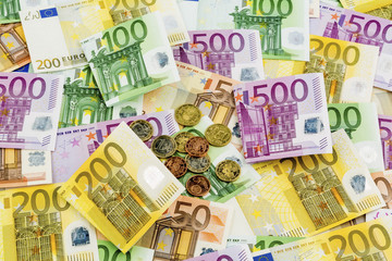 many different euro bills